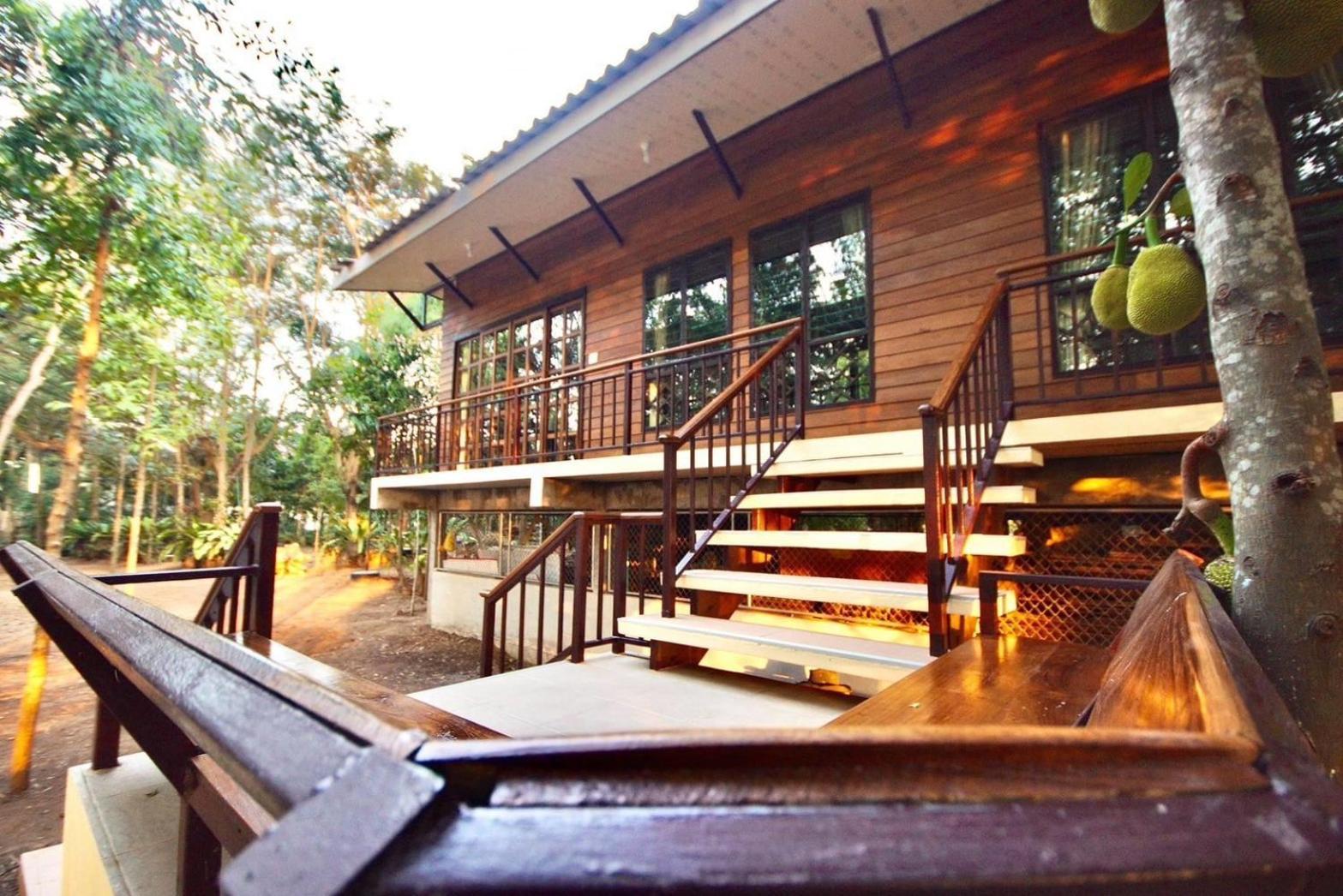 Apartamento เรือนสารภี Phrae Exterior foto