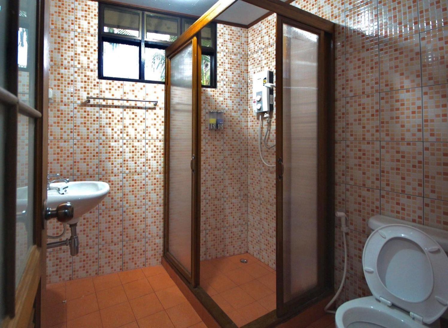Apartamento เรือนสารภี Phrae Exterior foto