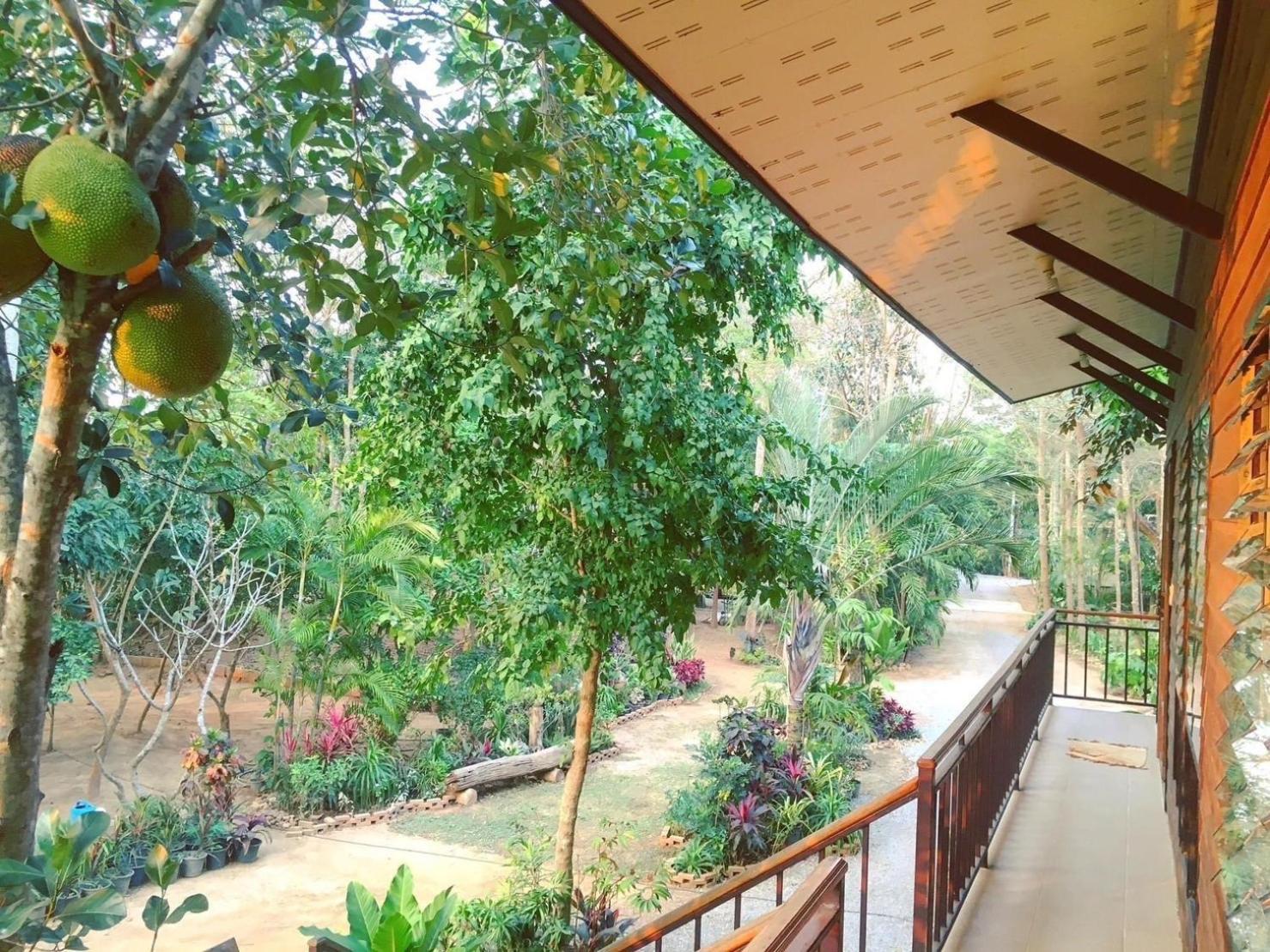 Apartamento เรือนสารภี Phrae Exterior foto
